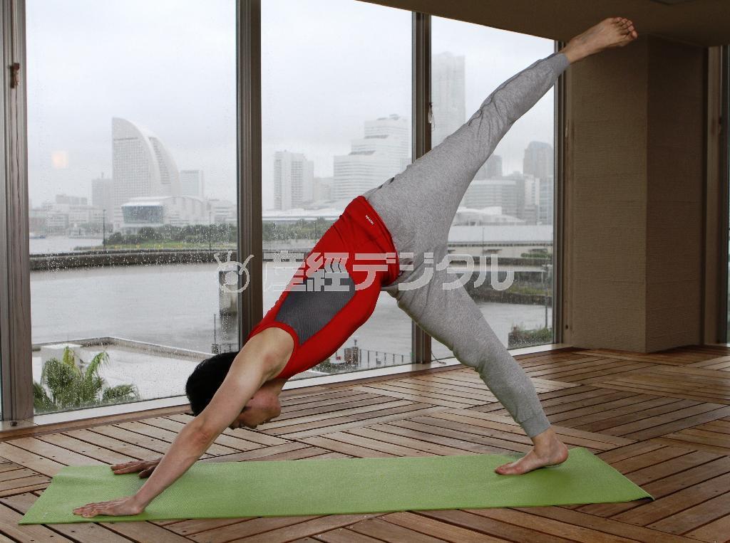 片足を上げた下を向きの犬のポーズ＝２０１５年９月１７日、神奈川県横浜市神奈川区のインスパ横浜（田中幸美撮影）