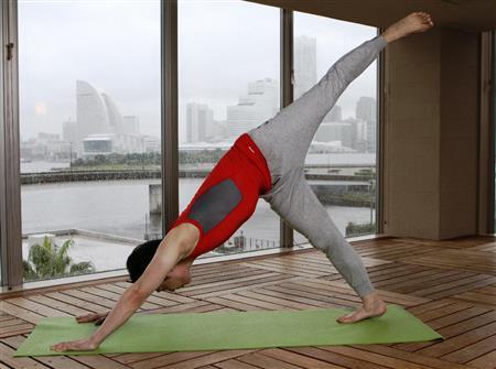 片足を上げた下を向きの犬のポーズ＝２０１５年９月１７日、神奈川県横浜市神奈川区のインスパ横浜（田中幸美撮影）
