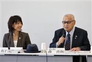 東京五輪・パラリンピック組織委員会のアスリート委員会が開かれ、冒頭挨拶をする坊主頭の森喜朗会長と委員長に就任した高橋尚子さん。坊主頭で現れた森会長は「いずれわかることですが…」と言葉を濁した＝２６日、東京都港区（早坂洋祐撮影）