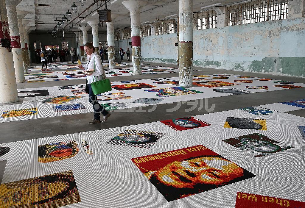 米サンフランシスコのアルカトラズ刑務所跡に展示された艾未未（アイ・ウェイウェイ）氏の作品。約１２０万個のレゴブロックを使い、中国を含む世界各国の活動家や政治犯ら１７６人の肖像画を描いた＝２０１４年９月２４日（ゲッティ＝共同）