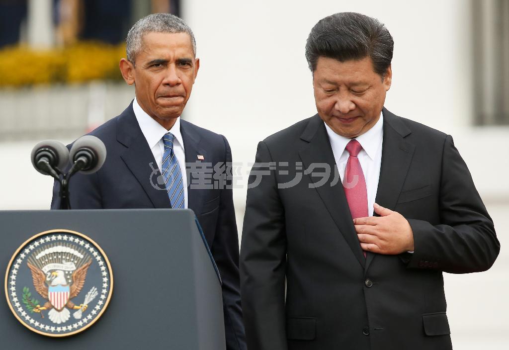 中国の習近平国家主席（右）訪米時のホワイトハウスでの記念式典で、バラク・オバマ米大統領（左）は終始、表情を崩さず、気まずい空間を創出してみせた＝２０１５年９月２５日、米国・首都ワシントン（ＡＰ）