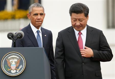 中国の習近平国家主席（右）訪米時のホワイトハウスでの記念式典で、バラク・オバマ米大統領（左）は終始、表情を崩さず、気まずい空間を創出してみせた＝２０１５年９月２５日、米国・首都ワシントン（ＡＰ）