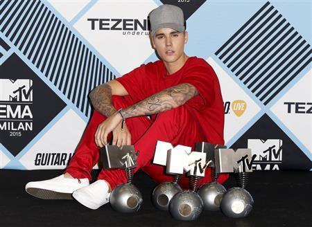 カナダの歌手、ジャスティン・ビーバーさん＝２０１５年１０月２５日、イタリア・ロンバルディア州ミラノ（ロイター）