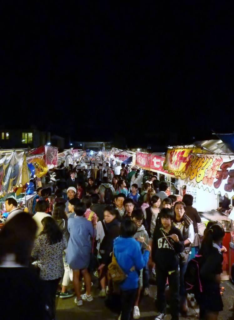 露店でにぎわう「お十夜」の境内＝２０１５年１０月１３日、神奈川県鎌倉市