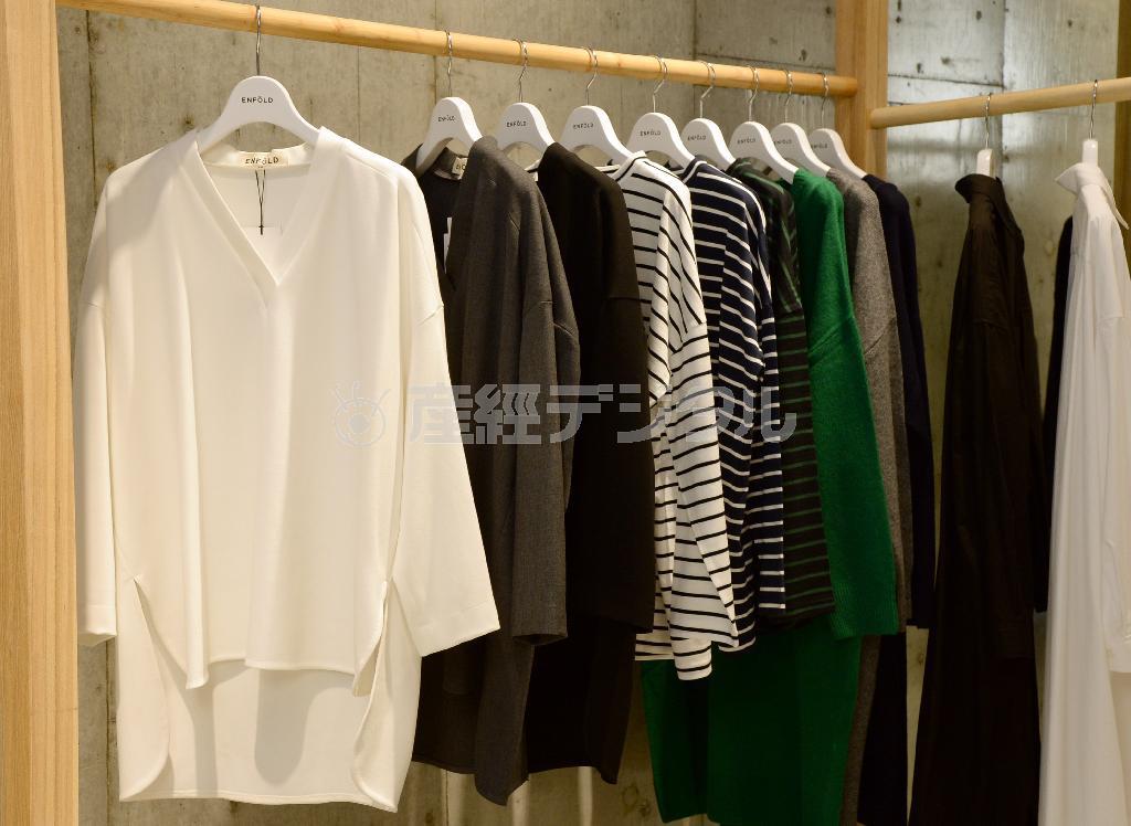 手前の白プルオーバー（２万６０００円）は後ろの裾が長い。もちもちっとした手触りで深すぎないＶネック。前身頃にややフレアが入り、シルエットをきれいに見せる＝２０１５年１０月７日、東京都千代田区（寺河内美奈撮影）