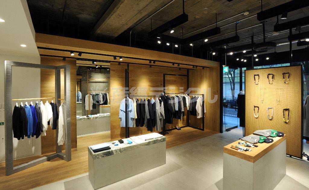 無機質なコンクリートと木の温もりが一緒になり、天井に散らばる証明は星空のよう。店内にはナチュラルで居心地のよい空間が広がる＝２０１５年１０月７日、東京都千代田区（寺河内美奈撮影）