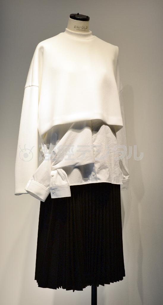 トップスは長袖シャツの上に、スポンジのように弾力があるプルオーバーを重ね、さらに長袖シャツを巻きつけたようなデザインのプルオーバー（４万３０００円）。１枚でレイヤードしているように見える。アコーディオンプリーツスカート（４万３０００円）はハリがあり、薄手なのにしっかり感のあるウール素材＝２０１５年１０月７日、東京都千代田区（寺河内美奈撮影）