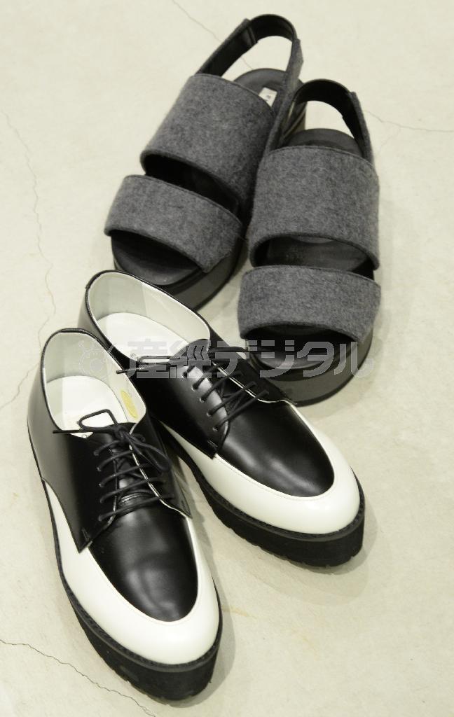 レースアップシューズ（手前、３万７０００円）とフェルト素材を使ったフラットサンダル（３万７０００円）。オリジナル靴下と合わせて足下の抜け感を演出したい＝２０１５年１０月７日、東京都千代田区（寺河内美奈撮影）