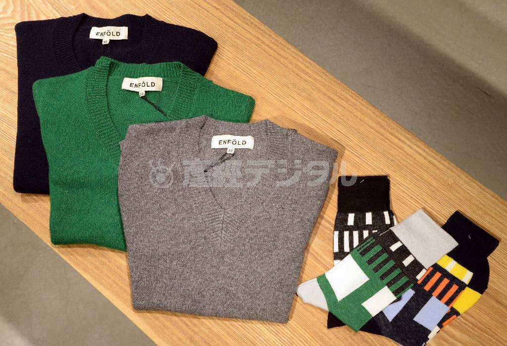 セーター（左３点、各１万９０００円）はモヘアが３５％含まれ軽くて温かい。ワイドなシルエットのボトムに最適。靴下（右３点、各３５００円）はアシンメトリー（左右非対称）で見る角度により柄が変わって見える＝２０１５年１０月７日、東京都千代田区（寺河内美奈撮影）