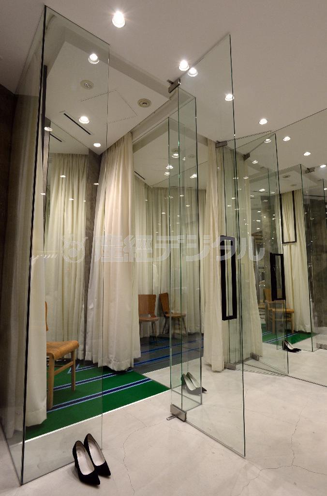 フィッティングルームはガラスや鏡を使い、広々とした空間を演出している＝２０１５年１０月７日、東京都千代田区（寺河内美奈撮影）