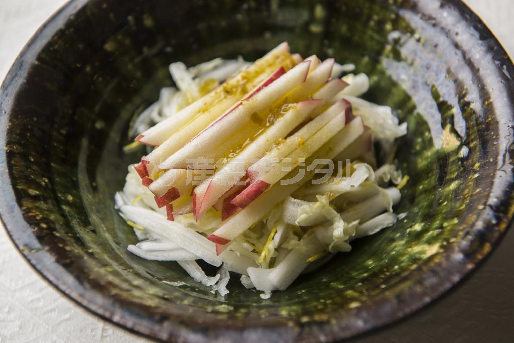 白菜とサラダ（松下二郎さん撮影）