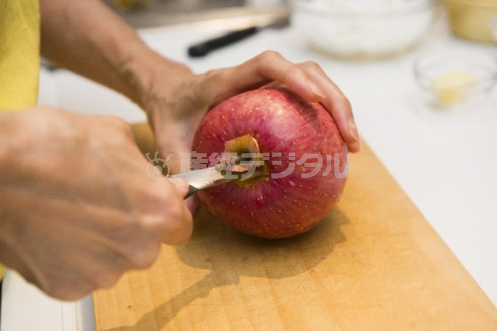 焼きリンゴ（１）＿＿芯をペティナイフなどでくりぬく（松下二郎さん撮影）