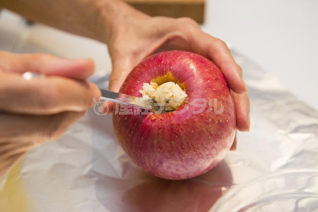 焼きリンゴ（２）＿＿くりぬいた穴にフィリングを詰める（松下二郎さん撮影）