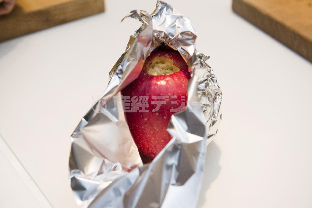焼きリンゴ（３）＿＿ホイルで包んで焼くことで焦げず、全体に火が通る（松下二郎さん撮影）