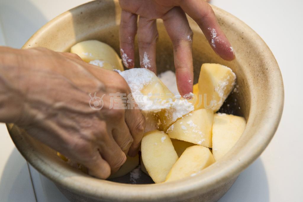 赤ワイン煮。煮る前に砂糖をなじませることで味がよく染みる（松下二郎さん撮影）