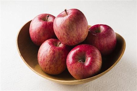 真っ赤に色づいたリンゴ。体にもおいしいので、いろんな食べ方で味わいたい（松下二郎さん撮影）