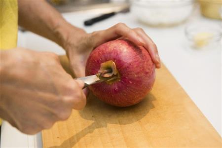 焼きリンゴ（１）＿＿芯をペティナイフなどでくりぬく（松下二郎さん撮影）