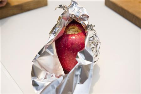 焼きリンゴ（３）＿＿ホイルで包んで焼くことで焦げず、全体に火が通る（松下二郎さん撮影）