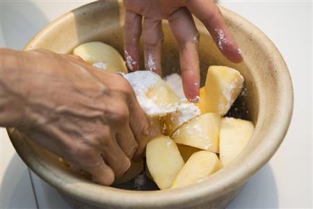 赤ワイン煮。煮る前に砂糖をなじませることで味がよく染みる（松下二郎さん撮影）