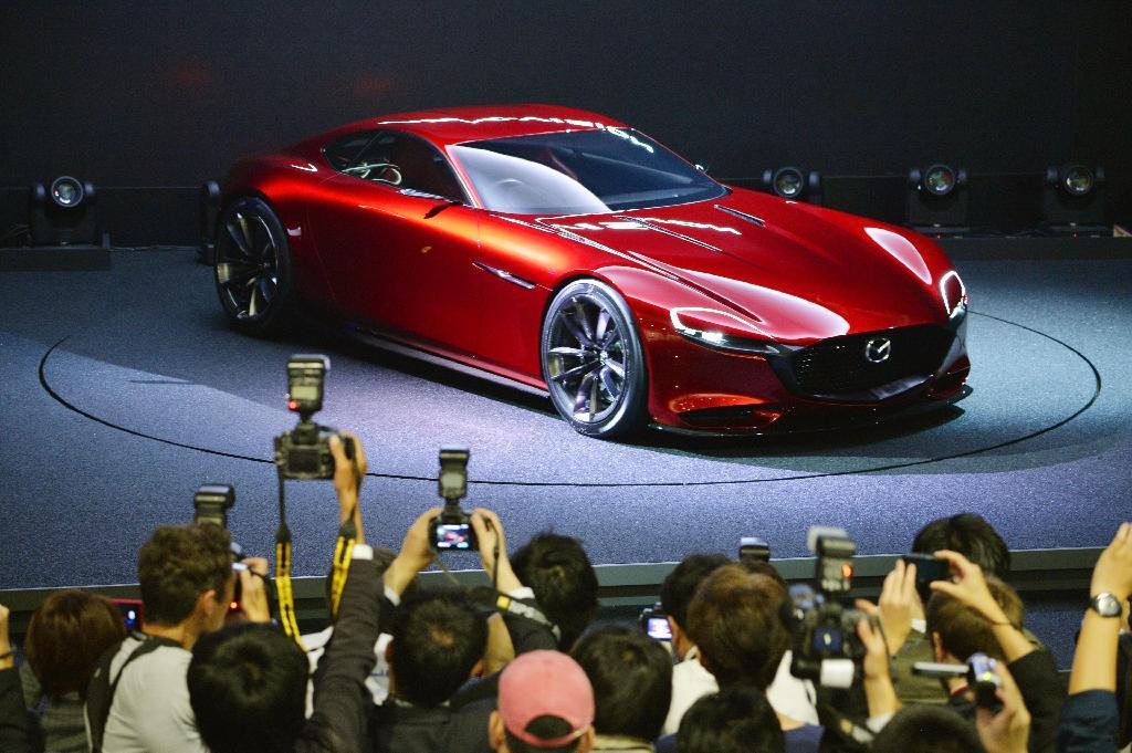 東京モーターショーで公開されたマツダのスポーツカーの試作モデル「ＲＸ－ＶＩＳＩＯＮ」＝２８日午前、東京・有明の東京ビッグサイト