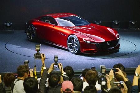 東京モーターショーで公開されたマツダのスポーツカーの試作モデル「ＲＸ－ＶＩＳＩＯＮ」＝２８日午前、東京・有明の東京ビッグサイト