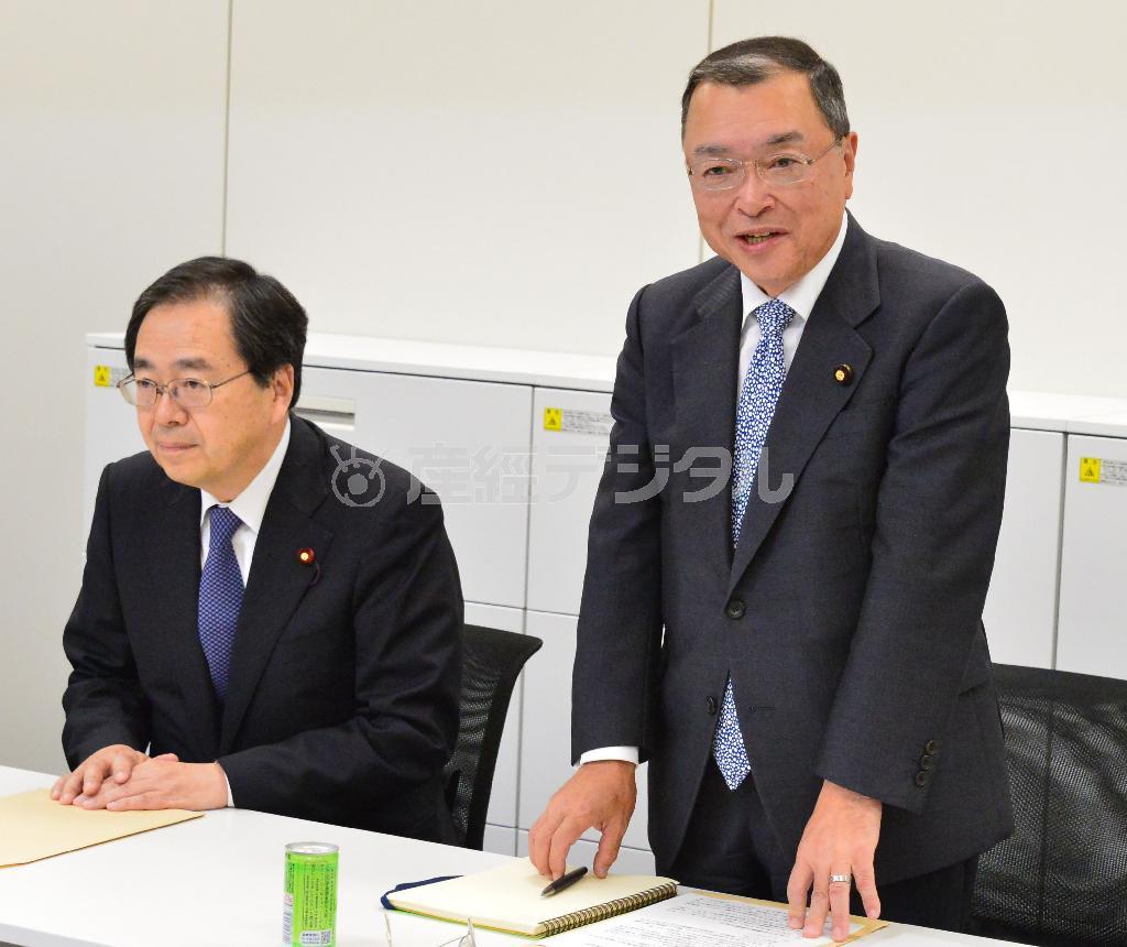 与党税制協議会であいさつする自民党の宮沢洋一税調会長（右）。左は公明党の斉藤鉄夫税調会長＝２０１５年１０月２７日、東京都千代田区（斎藤良雄撮影）