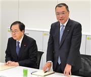 与党税制協議会であいさつする自民党の宮沢洋一税調会長（右）。左は公明党の斉藤鉄夫税調会長＝２０１５年１０月２７日、東京都千代田区（斎藤良雄撮影）