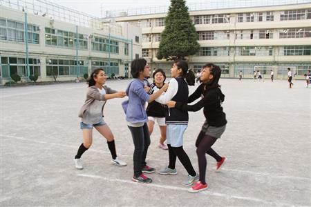 相手にプラスになることを言う「言霊しぐさ」を寸劇で説明する女子生徒＝２０１５年１０月２２日、東京都杉並区（共同）
