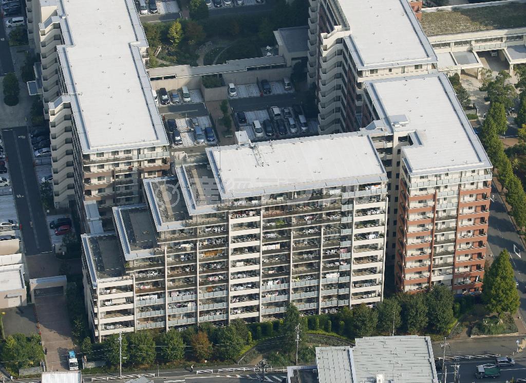 傾斜が判明した横浜市都筑区のマンション＝２０１５年１０月２２日、神奈川県（共同通信社ヘリから撮影）