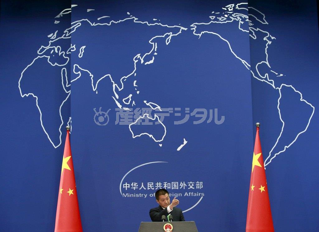 定例会見で米国の駆逐艦派遣を非難した中国の陸慷（りく・こう）報道官＝２０１５年１０月２７日、中国・首都北京市（ロイター）
