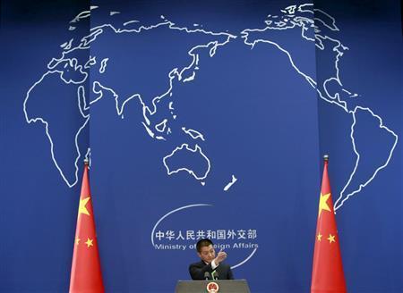 定例会見で米国の駆逐艦派遣を非難した中国の陸慷（りく・こう）報道官＝２０１５年１０月２７日、中国・首都北京市（ロイター）