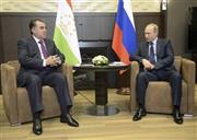 会談するロシアのウラジーミル・プーチン大統領（右）と、タジキスタンのエモマリ・ラフモン大統領＝２０１５年１０月６日、ロシア・ソチ（ロイター）