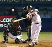 初回、先制の２点本塁打を放つヤクルト・山田哲人（てつと）＝２０１５年１０月２７日、東京都新宿区の神宮球場（春名中撮影）