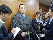 休場に含みを残した横綱白鵬（中央）＝２０１５年１０月２７日午後、福岡県福岡市（藤原翔撮影）