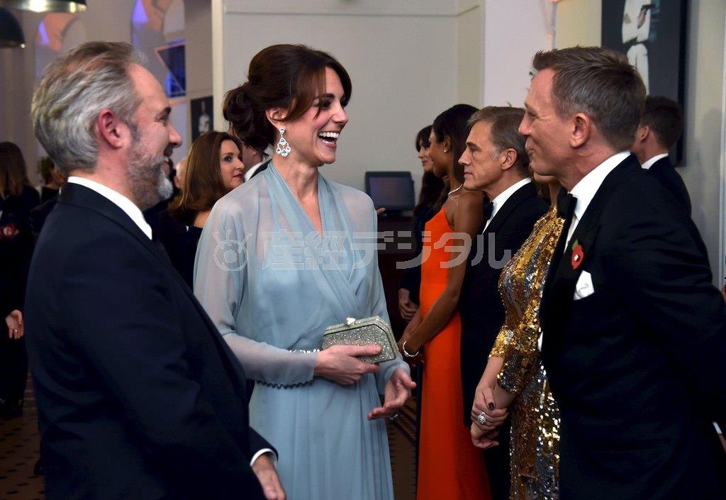英王室のキャサリン妃（中央）と英俳優、ダニエル・クレイグさん（右端）＝２０１５年１０月２６日、英国・首都ロンドン（ロイター）
