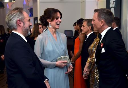 英王室のキャサリン妃（中央）と英俳優、ダニエル・クレイグさん（右端）＝２０１５年１０月２６日、英国・首都ロンドン（ロイター）