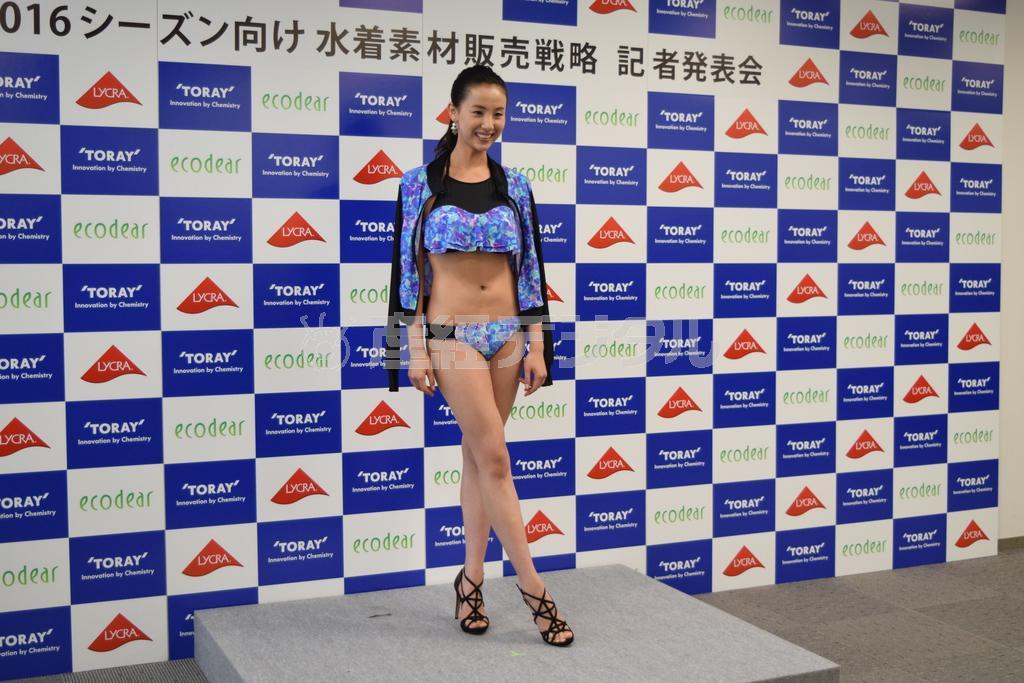 東レの水着キャンペーンガールに起用された海老沼さくらさん＝２９日、東京都中央区の東レ本社