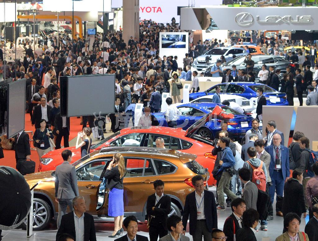 一般公開に先立ち報道陣に披露された「東京モーターショー２０１５」の出品車の数々。会場は多くの関係者でにぎわった＝２０１５年１０月２８日、東京都江東区の東京ビックサイト（桐山弘太撮影）