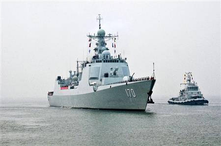 中国海軍のミサイル駆逐艦「蘭州」（手前）＝２０１３年１２月、中国・広東省（共同）