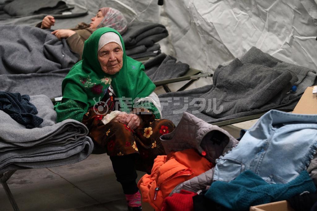 １０５歳の女性、ビビハル・ウズベキーさん（中央）＝２０１５年１０月２７日、クロアチア（ＡＰ）