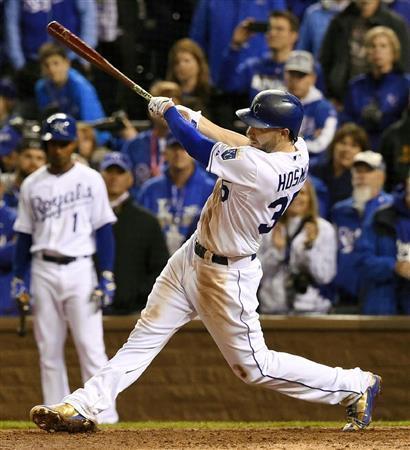 十四回、サヨナラの右犠飛を放つロイヤルズのエリック・ホスマー＝２０１５年１０月２７日、米ミズーリ州カンザスシティー（共同）