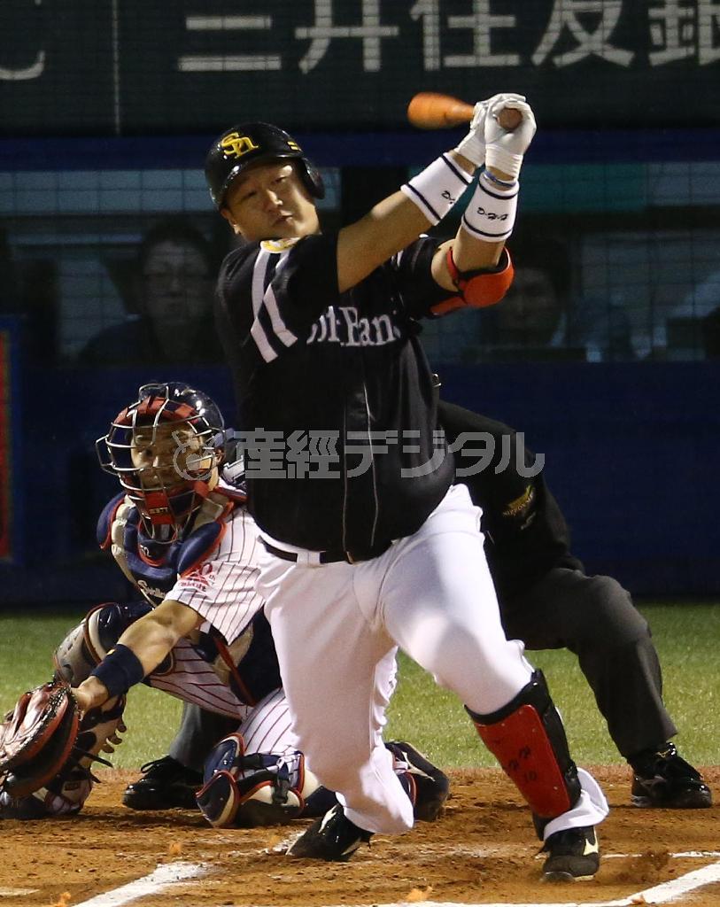 一回、先制適時打を放つソフトバンク・李大浩（イ・デホ）＝２０１５年１０月２８日、東京都新宿区の神宮球場（春名中撮影）