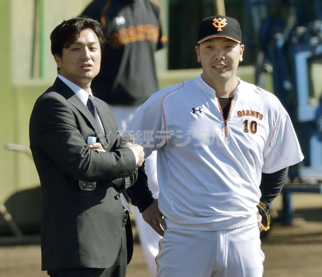 秋季練習で阿部慎之助（右）と話す巨人の高橋由伸（よしのぶ）新監督＝２０１５年１０月２８日、神奈川県川崎市多摩区のジャイアンツ球場（共同）
