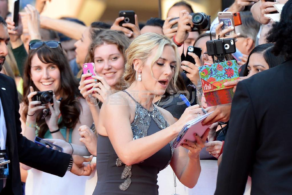 サインをするケイト・ウィンスレットさん。“ありのまま”を知ってもらいたいと思う欧米女性スターの間に「写真加工」を禁じる動きが広がる＝２０１５年９月１４日、カナダ・オンタリオ州トロント（ＡＰ）