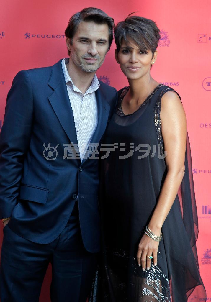 米女優、ハル・ベリーさん（右）と仏俳優、オリビエ・マルティネスさん＝２０１３年６月１３日、フランス・首都パリ（ＡＰ）