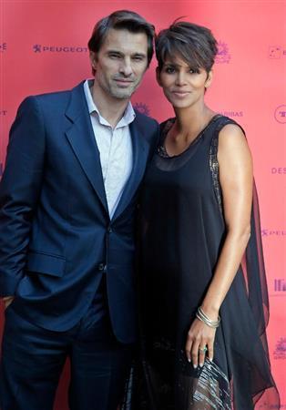 米女優、ハル・ベリーさん（右）と仏俳優、オリビエ・マルティネスさん＝２０１３年６月１３日、フランス・首都パリ（ＡＰ）