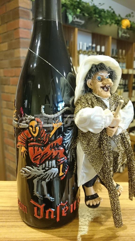 魔女が描かれたドイツの赤ワイン「ヘックス・フォン・ダーゼンシュタイン・シュペートブルグンダー・ロートヴァイン」＝２０１５年１０月２０日（竹内香奈子さん撮影）