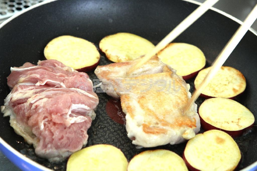 鶏肉とサツマイモの照り焼き（作り方１）＿＿フライパンに油を熱し、鶏肉は皮を下にして入れる。空いているところにサツマイモを並べ、中火でじっくりと焼く。
