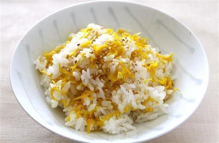 菊花ごはん。※２７６ｋｃａｌ、塩分０．７グラム（１人分）