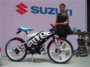 スズキが東京モーターショーに出展した自転車スタイルの原付きバイク「フィールフリーゴー！」＝東京都江東区の東京ビッグサイト
